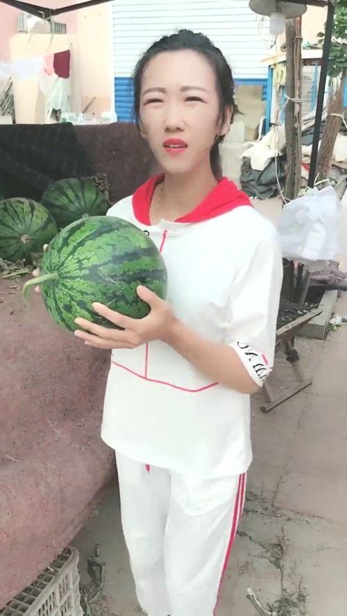 买衣服吃瓜,买衣服吃瓜两不误的夏日生活