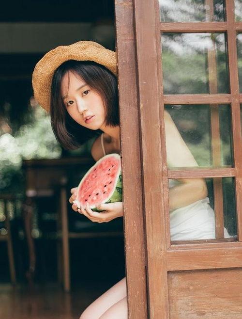 吃瓜白衣女孩头像,揭秘吃瓜白衣女孩头像背后的故事
